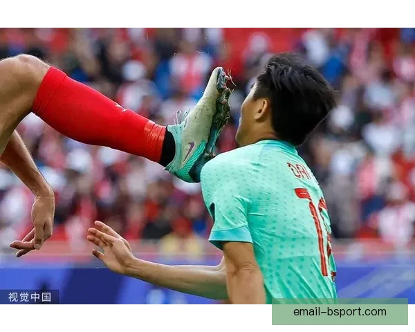 亚洲杯小组赛戴伟浚遭鞋钉踹面部事件引发广泛争议