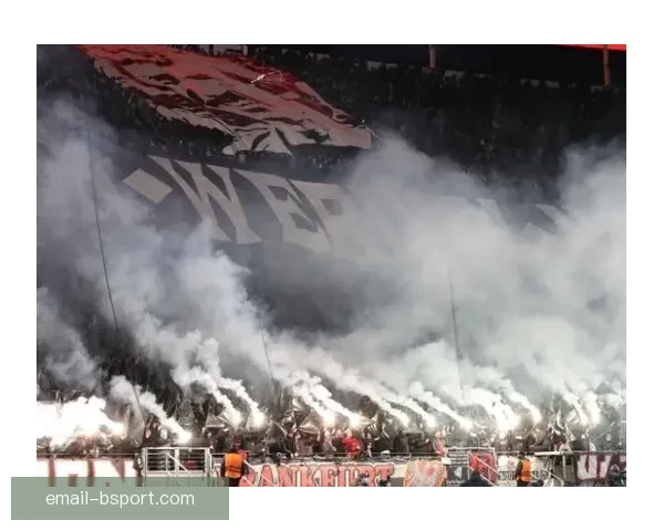 法兰克福球迷欧战违规燃放烟火遭欧足联重罚